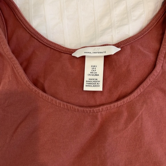 H&M and Old Navy Maternity Tank Tops (6) - Picture 10 of 14